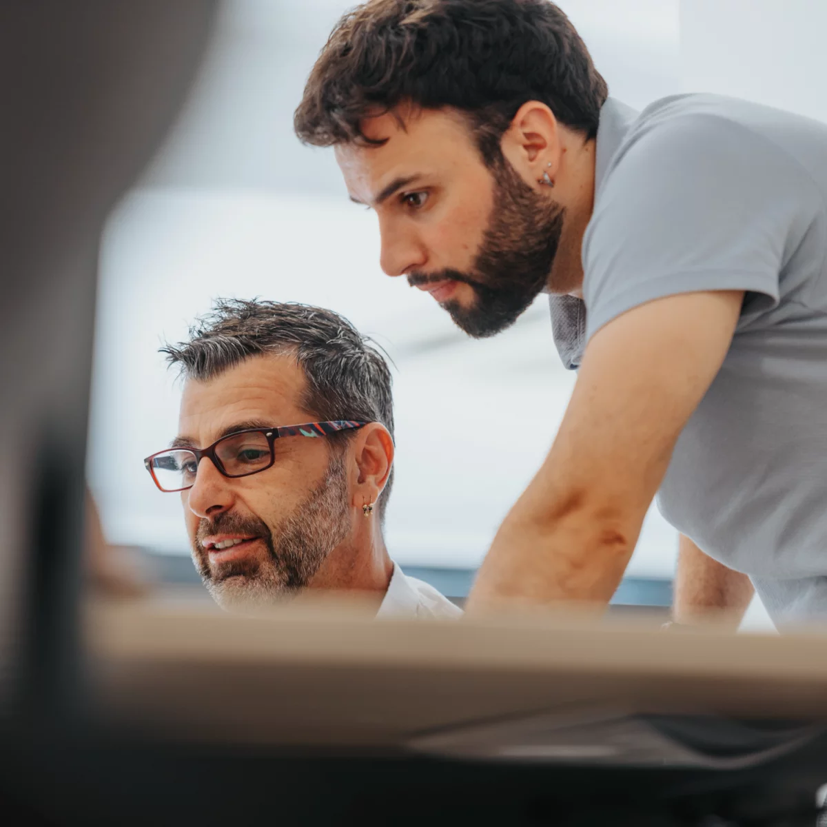 Zwei Männer beim proaktiven Monitoring