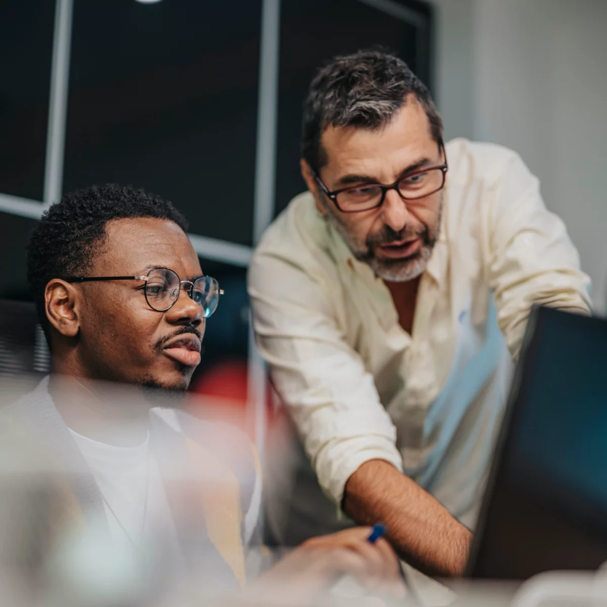 Menschen sprechen über Ausfallsicherheit und Suchfunktion