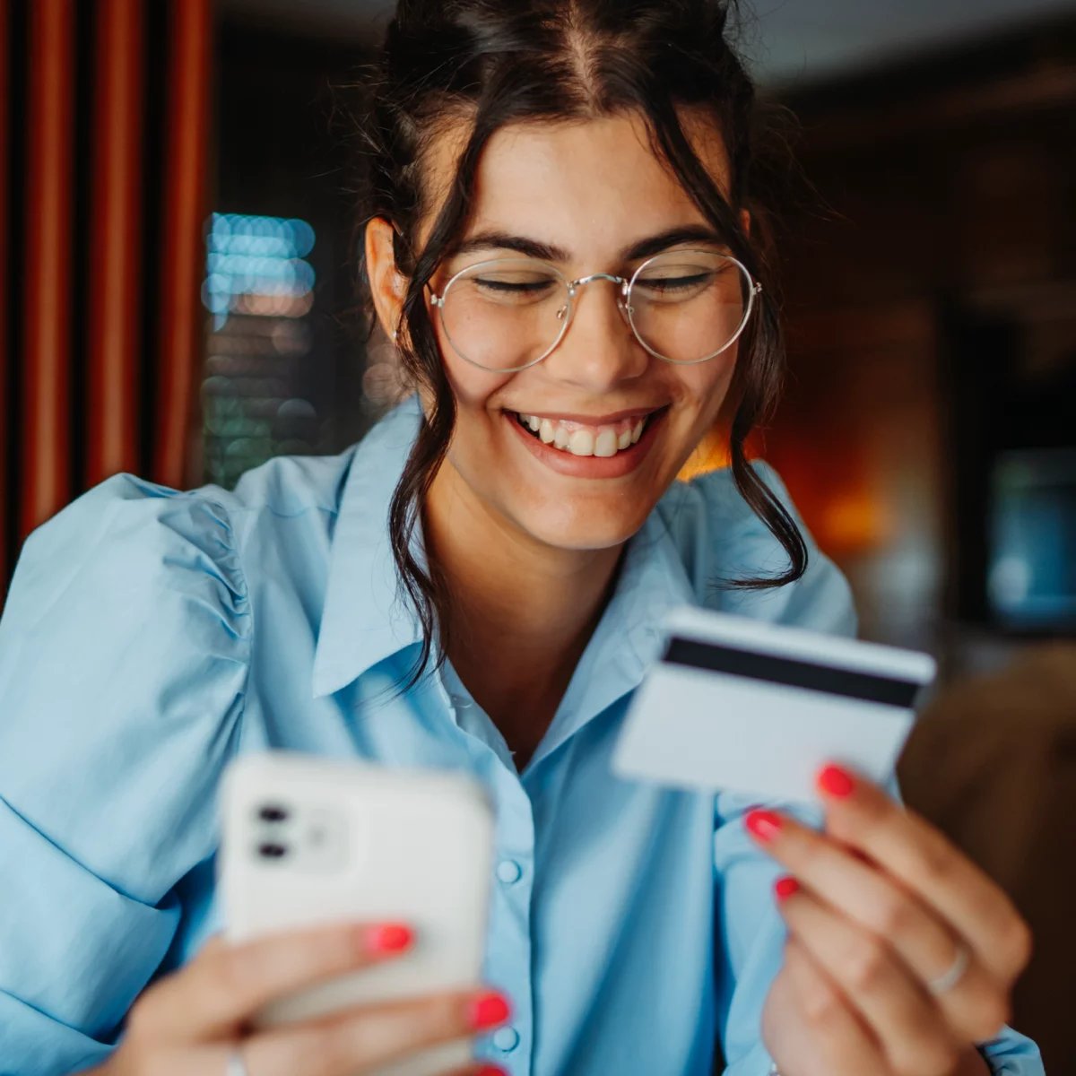 Jemand hat Spaß an E-Commerce