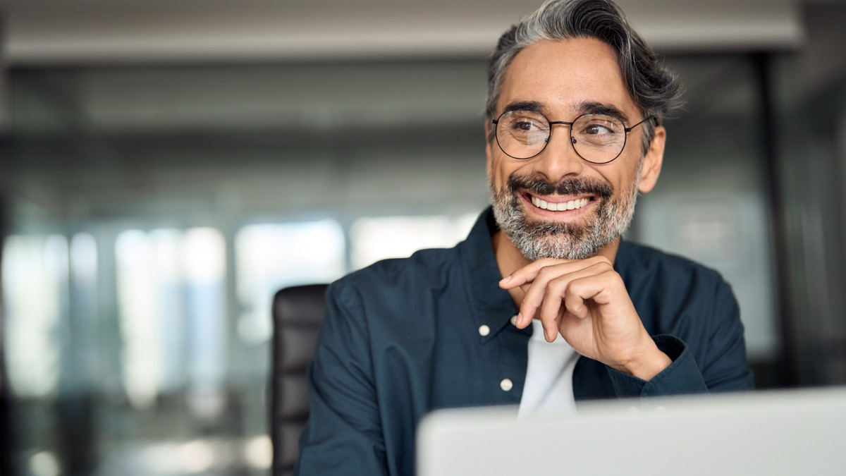 Jemand freut sich über Anwendungen im Bereich Cloudhosting